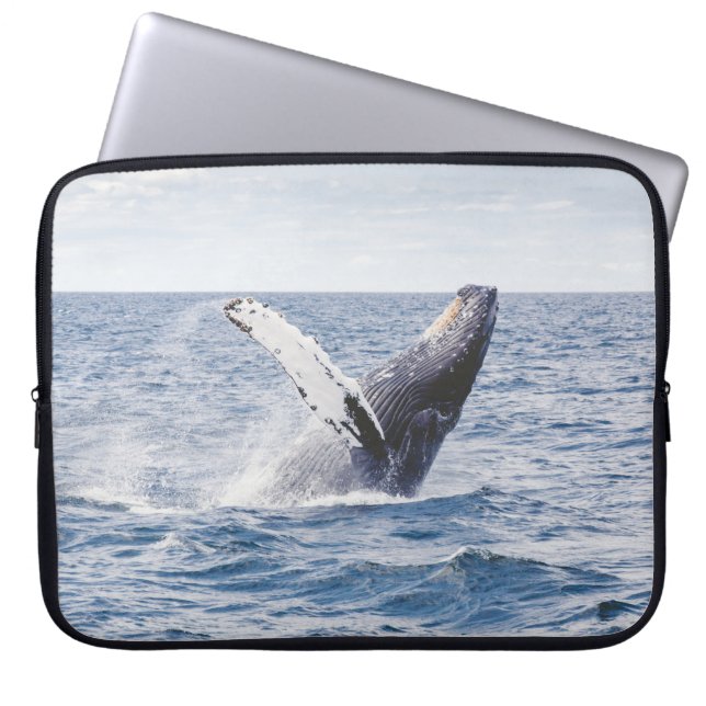 Riesenwal springt aus dem Meer Laptopschutzhülle (Vorderseite)