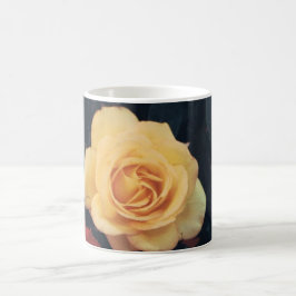 Riesige gelbe Rose auf einer Tasse