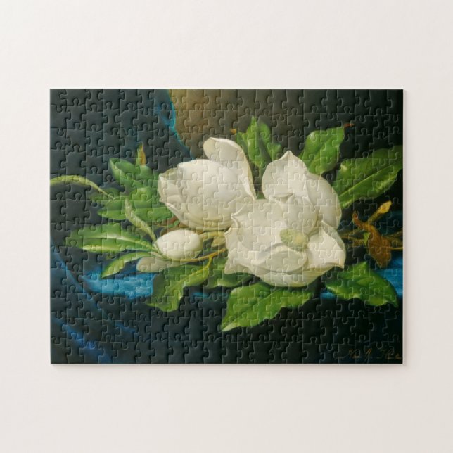 Riesige Magnolien auf einem blauen Samt-Stoff, (Horizontal)