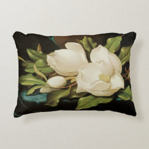 Riesige Magnolien auf einem blauen Samtstoff von M Dekokissen