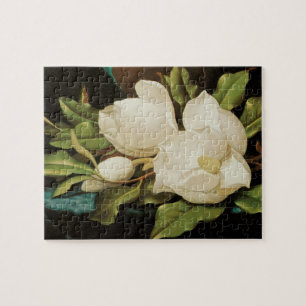 Riesige Magnolien auf einem blauen Samttuch von MJ