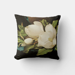 Riesige Magnolien auf einem blauen Samttuch von MJ Kissen
