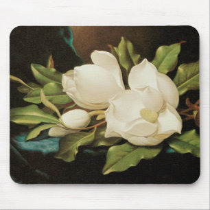 Riesige Magnolien auf einem blauen Samttuch von MJ Mousepad