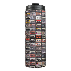 Riesige Sammlung von Audiokassetten. Retro-Musik  Thermosbecher