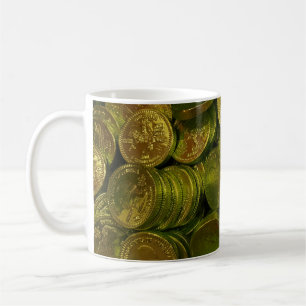 Riesige Schokoladenschicht gefüllt mit Goldmünzen Kaffeetasse