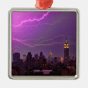 Riesiger Blitzschlag über der Skyline von Midtown  Silbernes Ornament