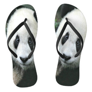 Riesiger Panda, der durch grünes Gras schlendert Flip Flops