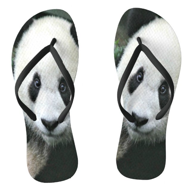Riesiger Panda, der durch grünes Gras schlendert Flip Flops (Fußbett)