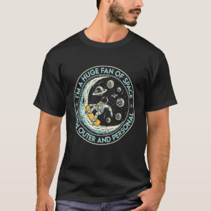 Riesiger Weltraumfan sowohl im Äußeren als auch im T-Shirt