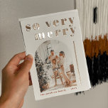RILEY Festive so sehr Merry Arch Weihnachtskarte Folien Feiertagskarte<br><div class="desc">Diese Weihnachtskarte bietet einen fett wirklichen,  zeitgenössischen Schriftart mit den Worten "so sehr fröhlich" und ein gewölbtes Foto für Ihr Foto. Bearbeiten Sie alle Farben und Texte,  um Ihren Anforderungen gerecht zu werden. Diese Karte ist perfekt für die minimalistische Familie Boho.</div>