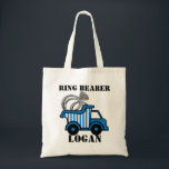 Ring Bearer Dump Truck Blue Tragetasche<br><div class="desc">Kleine Jungen Liebe LKWs,  und dieser blaue Müllwagen ist speziell für den Ring Bearer. Fügen Sie seinen Namen hinzu und füllen Sie ihn mit lustigen Goodies. Ein großes Dankeschön für Ihren liebsten kleinen Typ.</div>