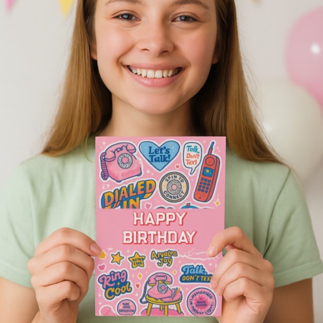 "Ring! Mädchen glücklich Geburtstag Karte (Teen girl smiling and holding pink retro birthday card with vintage phones, speech bubbles,)