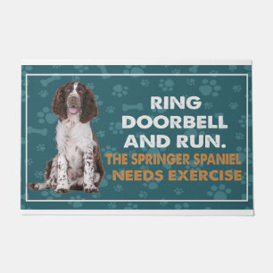 Ring Tür und führen Sie den Springer Spaniel brauc Fußmatte