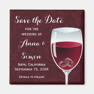 Ringe im Wein-Glas, das Save the Date Wedding ist Magnet