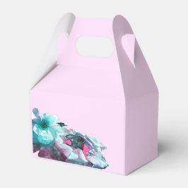 Ringe mit weißen Rosenblättern Geschenkschachtel