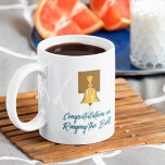 Ringing Cancer Bell, beendet Behandlung Kaffeetasse<br><div class="desc">Lass deinen Krebspatienten, wie stolz du auf sie bist, mit dieser individuell anpassbaren Kaffeezubereitung, die du Tasse. Diese Tasse veranschaulicht eine Glocke, die ähnlich ist wie in Krankenhäusern und Krebstherapiezentren, die die Patienten nach Abschluss ihrer Krebsbehandlung anrufen. Es hat die Nachricht "Herzlichen Glückwunsch zum Klingeln der Glocke" in aquamarinen blauen...</div>