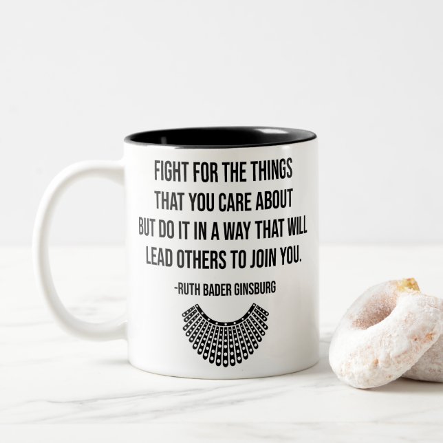 RIP Ruth Bader Ginsburg Zweifarbige Tasse (Mit Donut)