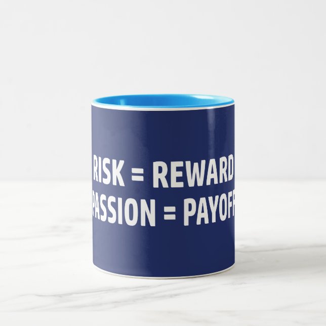 Risiko = Belohnung, Leidenschaft = Auszahlung Zweifarbige Tasse (Mittel)