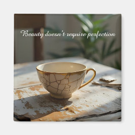 Rissige zerbrochene Tasse inspirierender Magnet