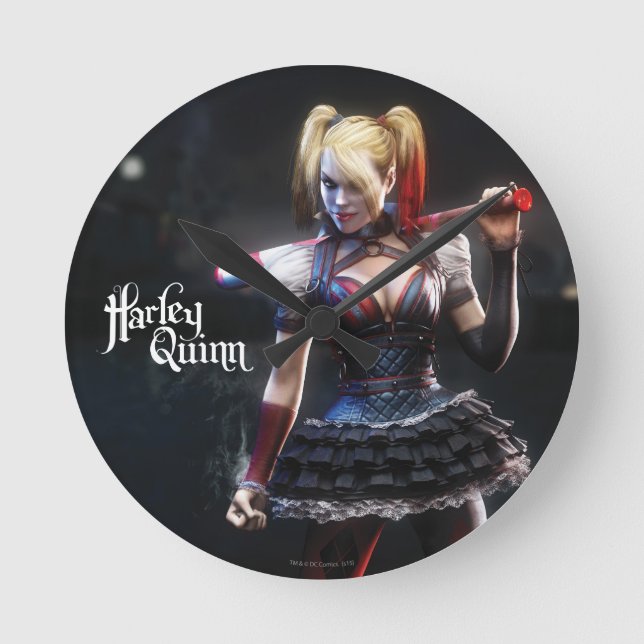Ritter Batmans Arkham | Harley Quinn mit Schläger Runde Wanduhr (Vorderseite)