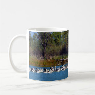 "River Murray's Fischer: Ein Pelikan-Treffen" Kaffeetasse