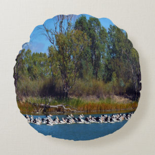 "River Murray's Fishermen: A Pelican Ansammlung" Rundes Kissen