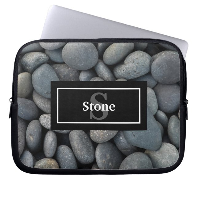 River Rocks mit Name und Monogram Laptopschutzhülle (Vorderseite)
