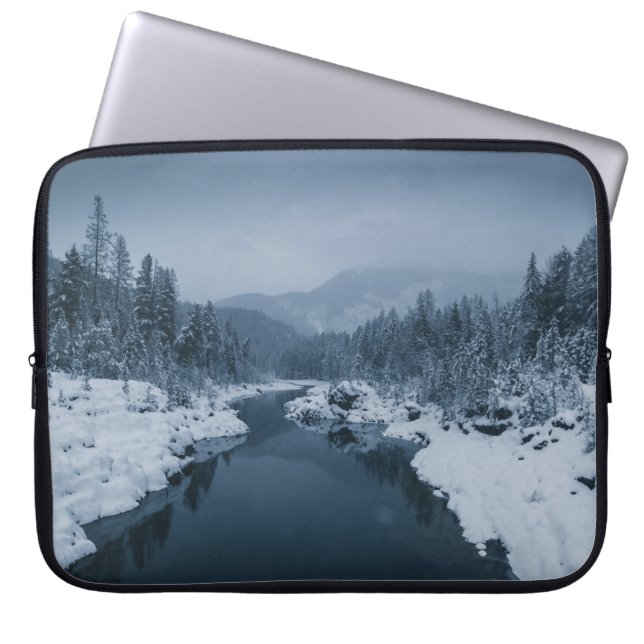 RIVER SURROUNDED BY SNOW COVERED FIELD WITH PINE T LAPTOPSCHUTZHÜLLE (Vorderseite)