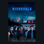 Riverdale Outdoor Pops Diner Poster<br><div class="desc">Riverdale | Archie und die Bande außerhalb des Pops Diner in der Nacht.</div>