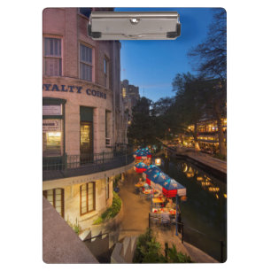 Riverwalk bei Dämmerung im Stadtzentrum von San A Klemmbrett