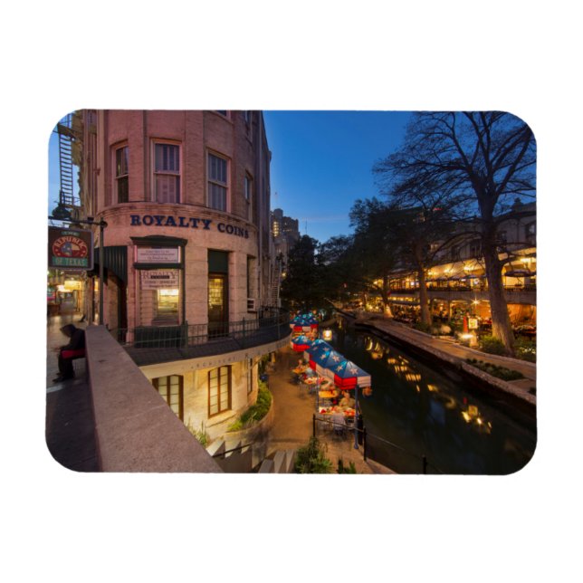 Riverwalk in der Abenddämmerung im Zentrum von San Magnet (Horizontal)