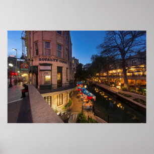 Riverwalk in der Abenddämmerung im Zentrum von San Poster