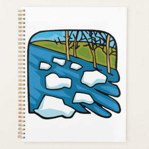 Rivière de dégel hivernal avec des glaçons
