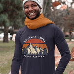 Road Trip Sunset Custom Family Wiedersehen Long Sl T-Shirt<br><div class="desc">Dieser coole Retro-Sonnenuntergang über Felsgebirgen in der Natur macht ein großartiges Bild für ein Set von maßgeschneiderten T - Shirt für einen Familienurlaub, eine Wiedersehen, eine Fahrt oder einen Sommerurlaub. Gedenken Sie Ihre Ferienwoche mit passenden T-Shirts für Mama, Papa, Bruder und Schwester. Fügen Sie einfach Ihren eigenen Nachnamen und das...</div>