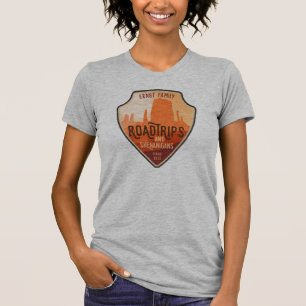 Road Trips und Shenanigans Wüste Abzeichen T - Shi T-Shirt