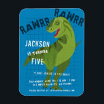 Roar Dinosaur Kids Blue Geburtstagsparty Einladung Magnet<br><div class="desc">Dieser lustige Kindergeburtstag Einladungs-Magnet zeichnet sich durch eine Dinosaurier-Illustration mit tiefblauem Hintergrund und lässigen,  Not leidenden Schriftart aus. Es ist eine großartige Wahl für eine Geburtstagsfeier von Jungen. Sehen Sie sich die unten stehende Kollektion an,  um mehr koordinierende Elemente zu finden!</div>