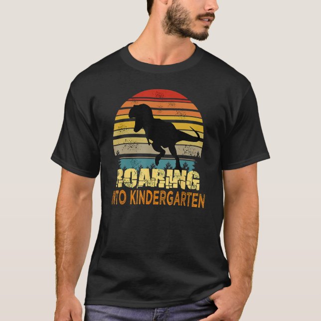 Roaring Into Kindergarten Dinosaur 1st Day Back To T-Shirt (Vorderseite)