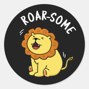 Roarsome Funny Roaring Lion Pun Dark BG Runder Aufkleber