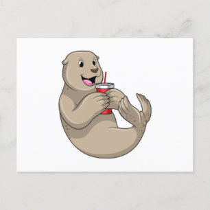 Robbe mit Tasse mit Strohhalm Postkarte