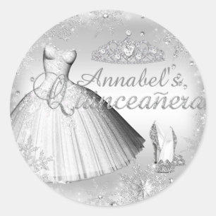 Robe à paillettes argentées et autocollant de tiar