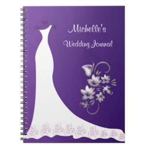 Robe blanche sur le carnet pourpre de wedding