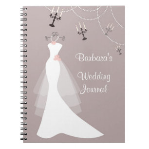 Robe blanche sur le carnet rose foncé de wedding