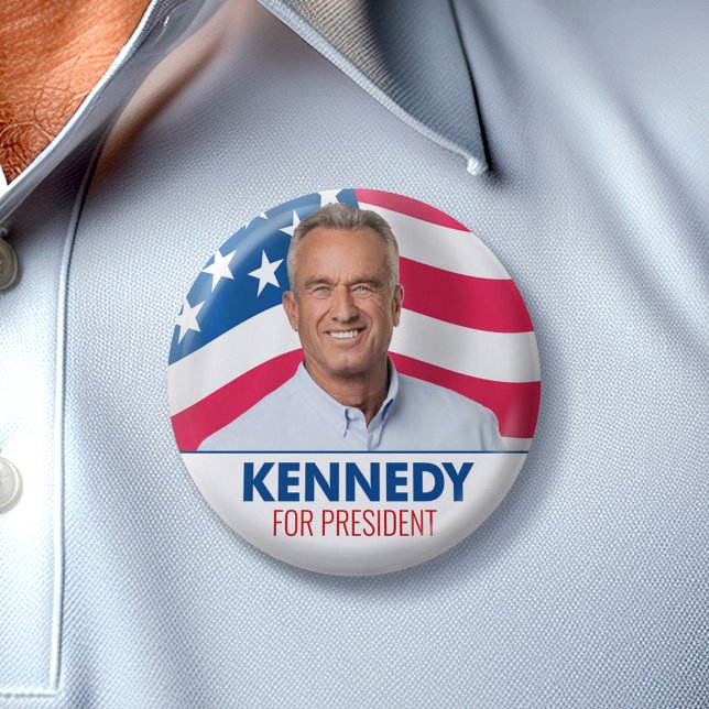 Robert F Kennedy JR 2024 - mit Flaggenhintergrund Button (Kennedy 2024 Button)