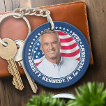 Robert F Kennedy JR RFK Foto und Fahne 2024 Schlüsselanhänger<br><div class="desc">Ein Wahlkampfdesign mit Kennedys Namen und Foto,  umgeben von Sternen und einem Flaggenhintergrund. Ein patriotisches Design der US Flagge für Kennedy,  das bei der Präsidentschaftswahl 2024 kandidiert.</div>