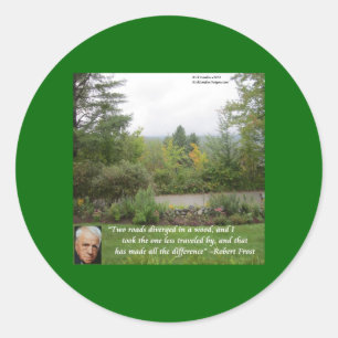 Robert Frost Wisdom Zitat "Road Lless Traveled" Runder Aufkleber