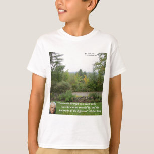 Robert Frost Wisdom Zitat "Road Lless Traveled" T-Shirt