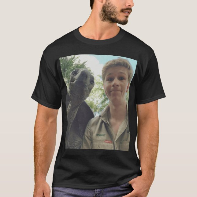 Robert Irwin mitSchildkrötenjunge T-Shirt (Vorderseite)