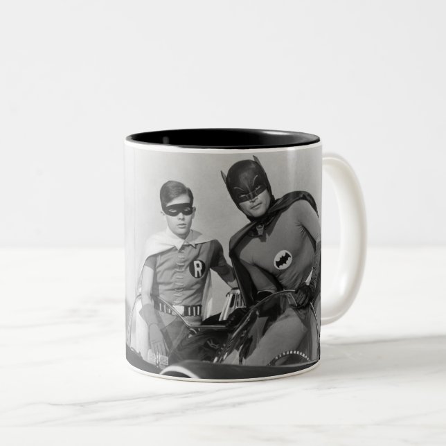 Robin and Batman Standing in Batmobile Zweifarbige Tasse (VorderseiteRechts)