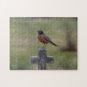 Robin auf einem Kreuz