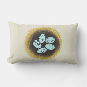 Robin Eggs in Nest Throw Kissen: Creme Lendenkissen